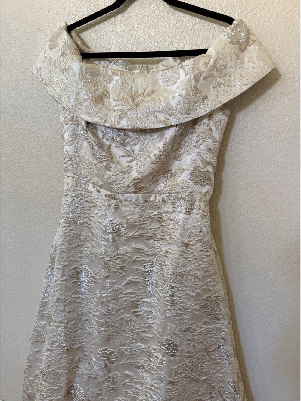 New Xscape Metallic Floral Brocade Off Shoulder Gown In Champagne Sz 8 $225 - Picture 4 of 10